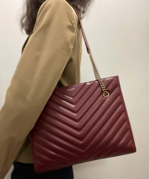 SAINT LAURENT Grain de Poudre Matelasse Chevron Medium Tribeca Shopping Bag Garnet - Image 15