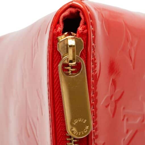 Louis Vuitton Monogram Vernis Bellevue Handbag in Red. - Image 3