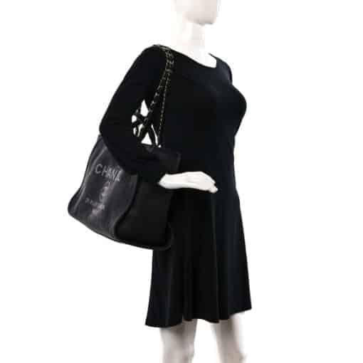 CHANEL Woven Straw Raffia Medium Deauville Tote Black. - Image 2