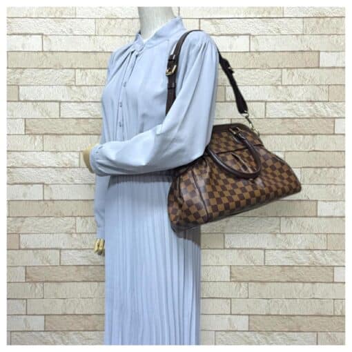 Louis Vuitton Damier Ebene Trevi PM Shoulder Bag. - Image 3