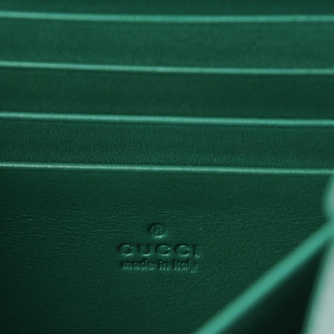GUCCI Calfskin Matelasse GG Marmont Chain Wallet in Emerald Green. - Image 2