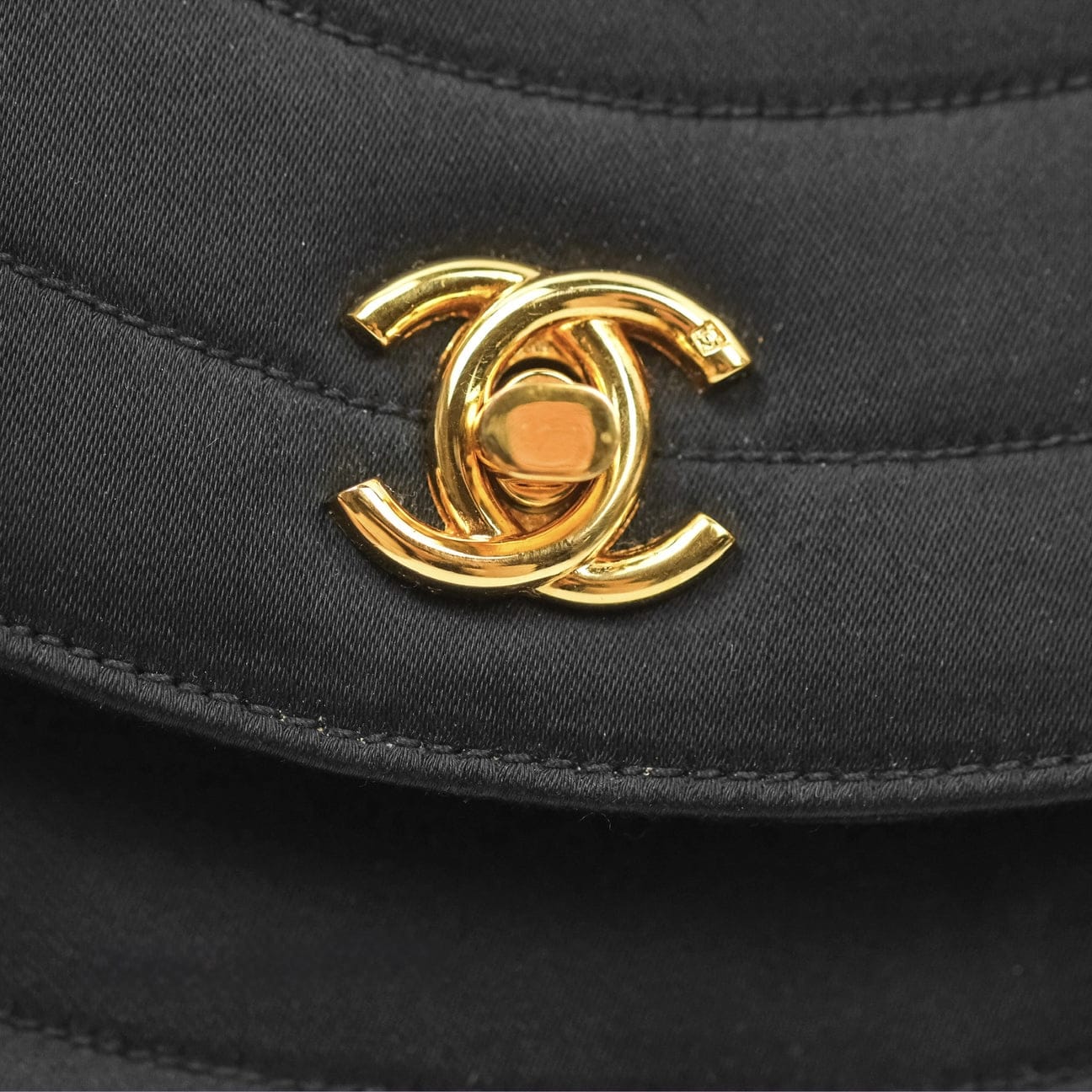 CHANEL Vintage Half Moon Chain Shoulder Bag Satin Black Gold CC 24k. - Image 7