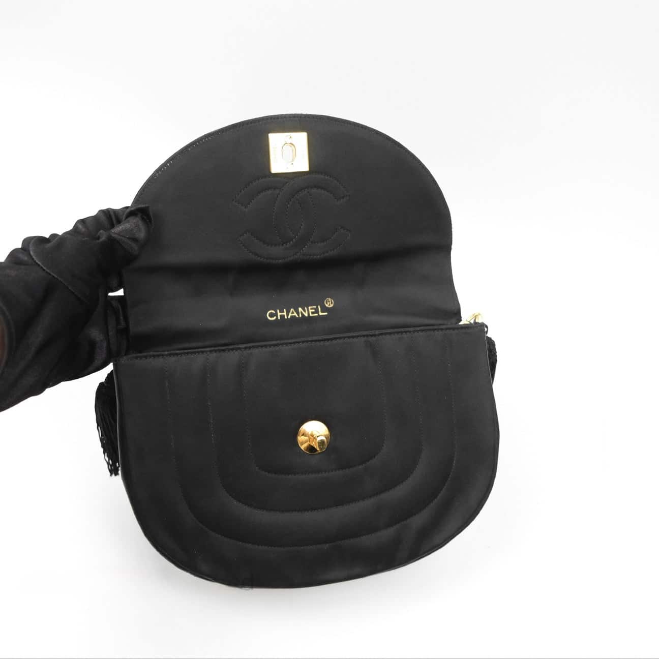 CHANEL Vintage Half Moon Chain Shoulder Bag Satin Black Gold CC 24k. - Image 13