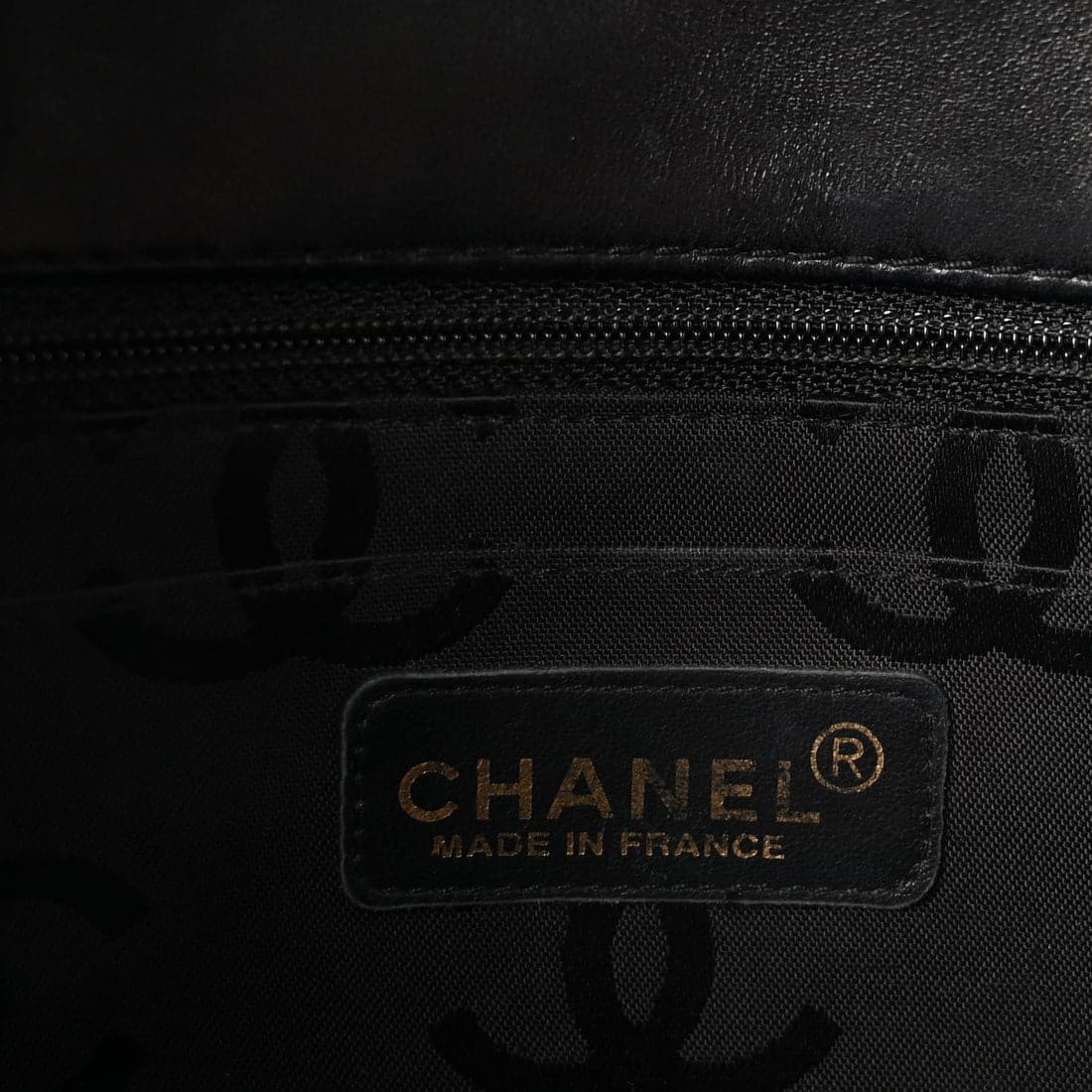 CHANEL Vintage Patent Medium Chocolate Bar Flap in Black - Image 4