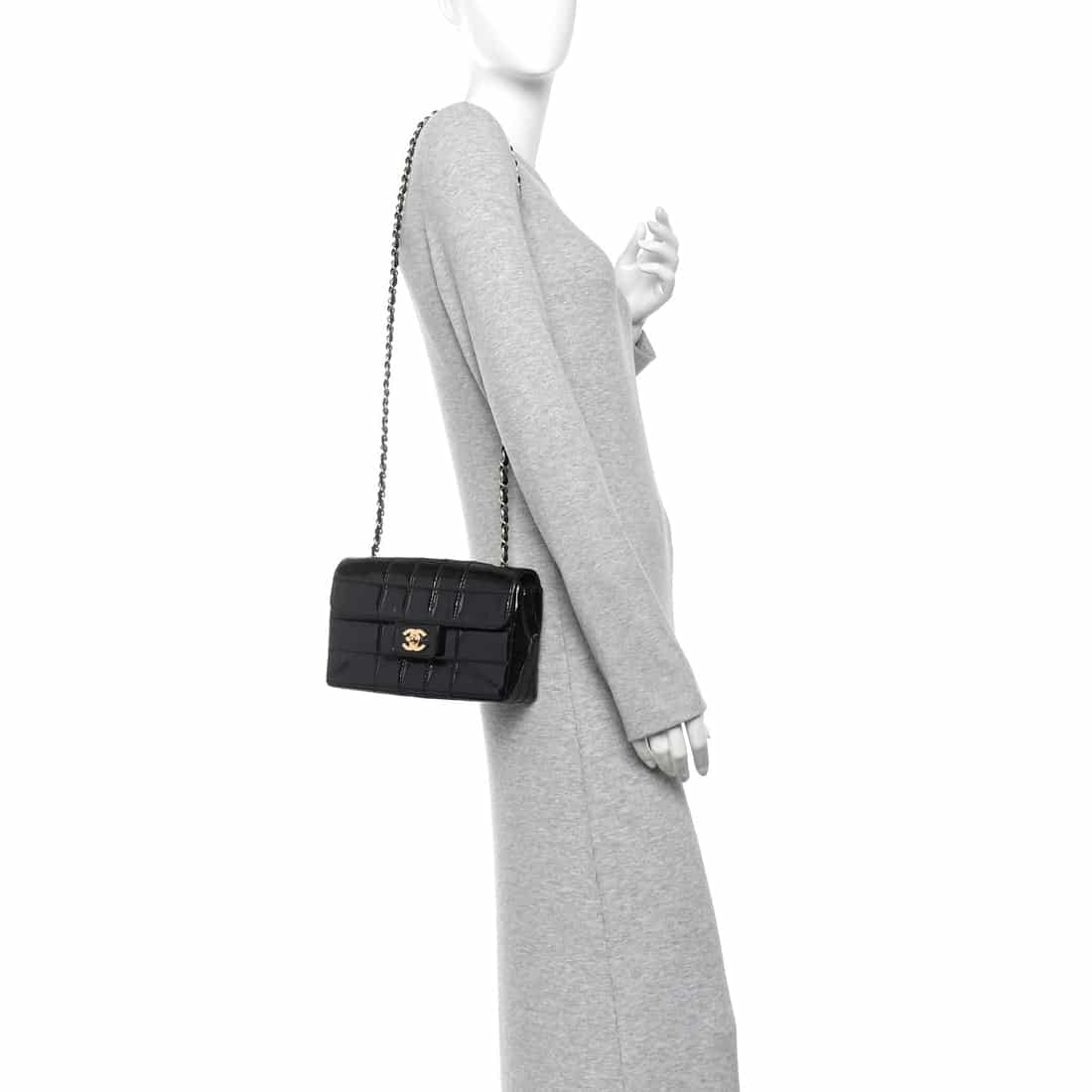 CHANEL Vintage Patent Medium Chocolate Bar Flap in Black - Image 8