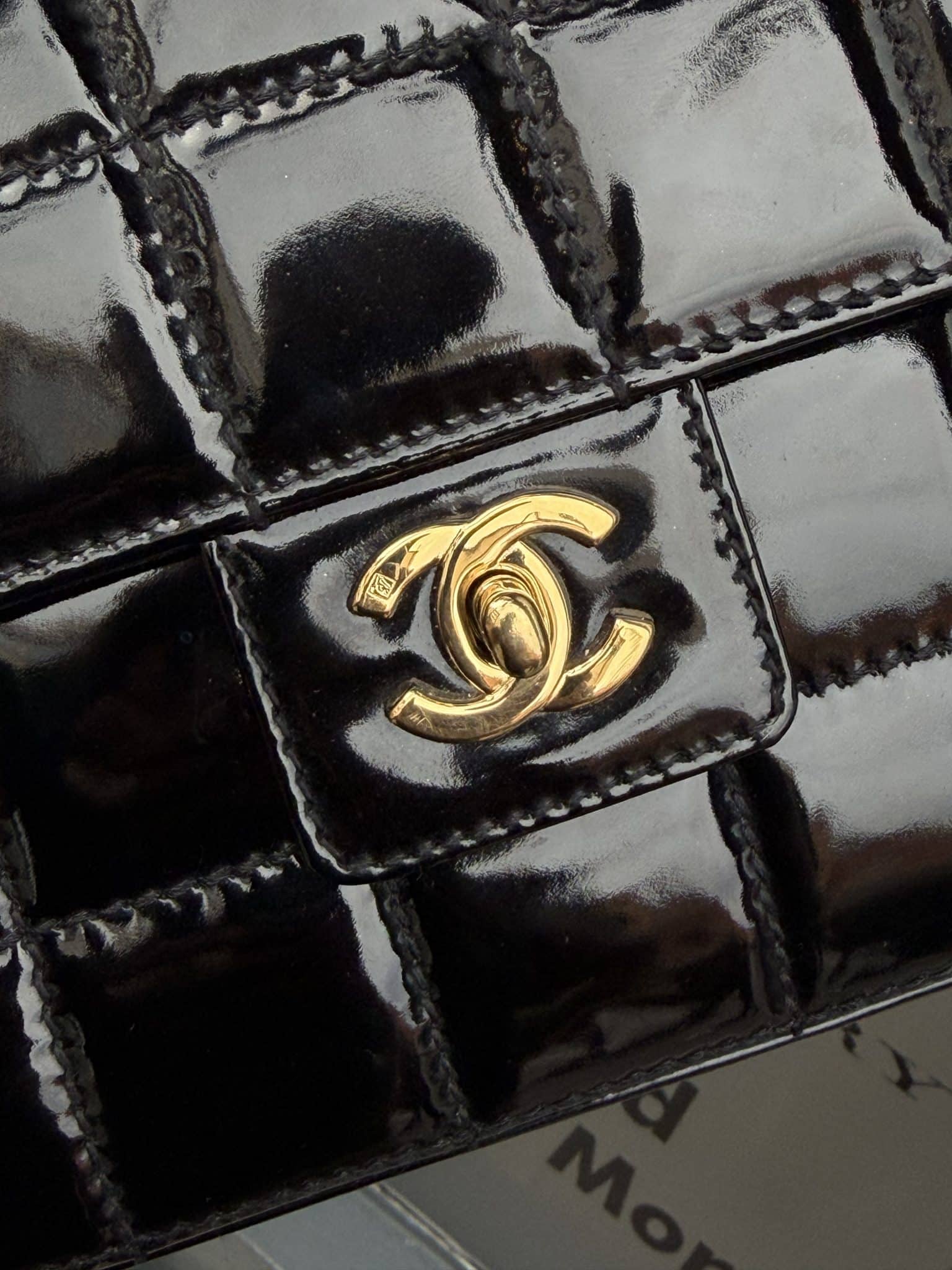 CHANEL Vintage Patent Medium Chocolate Bar Flap in Black - Image 9