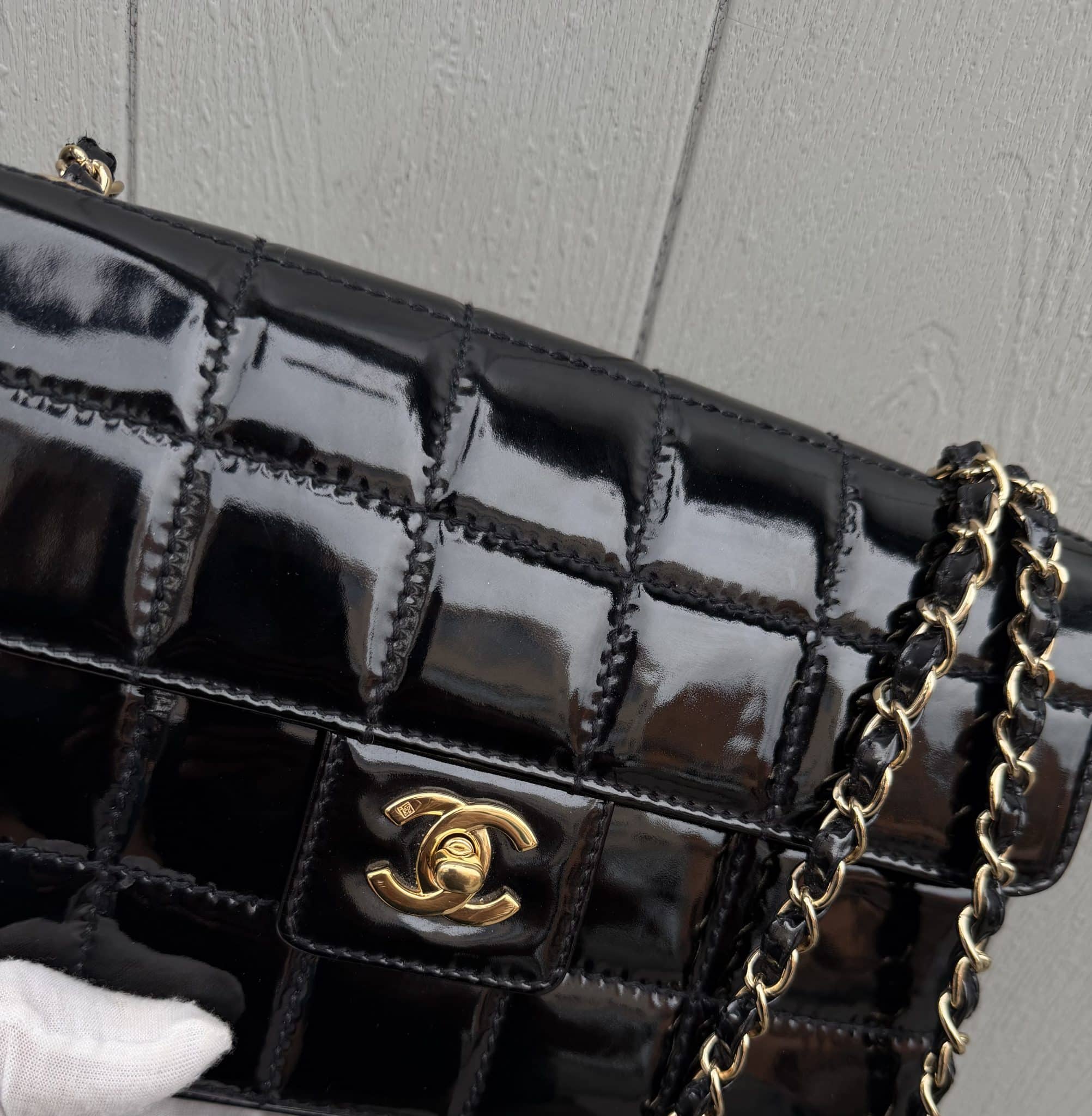 CHANEL Vintage Patent Medium Chocolate Bar Flap in Black - Image 10