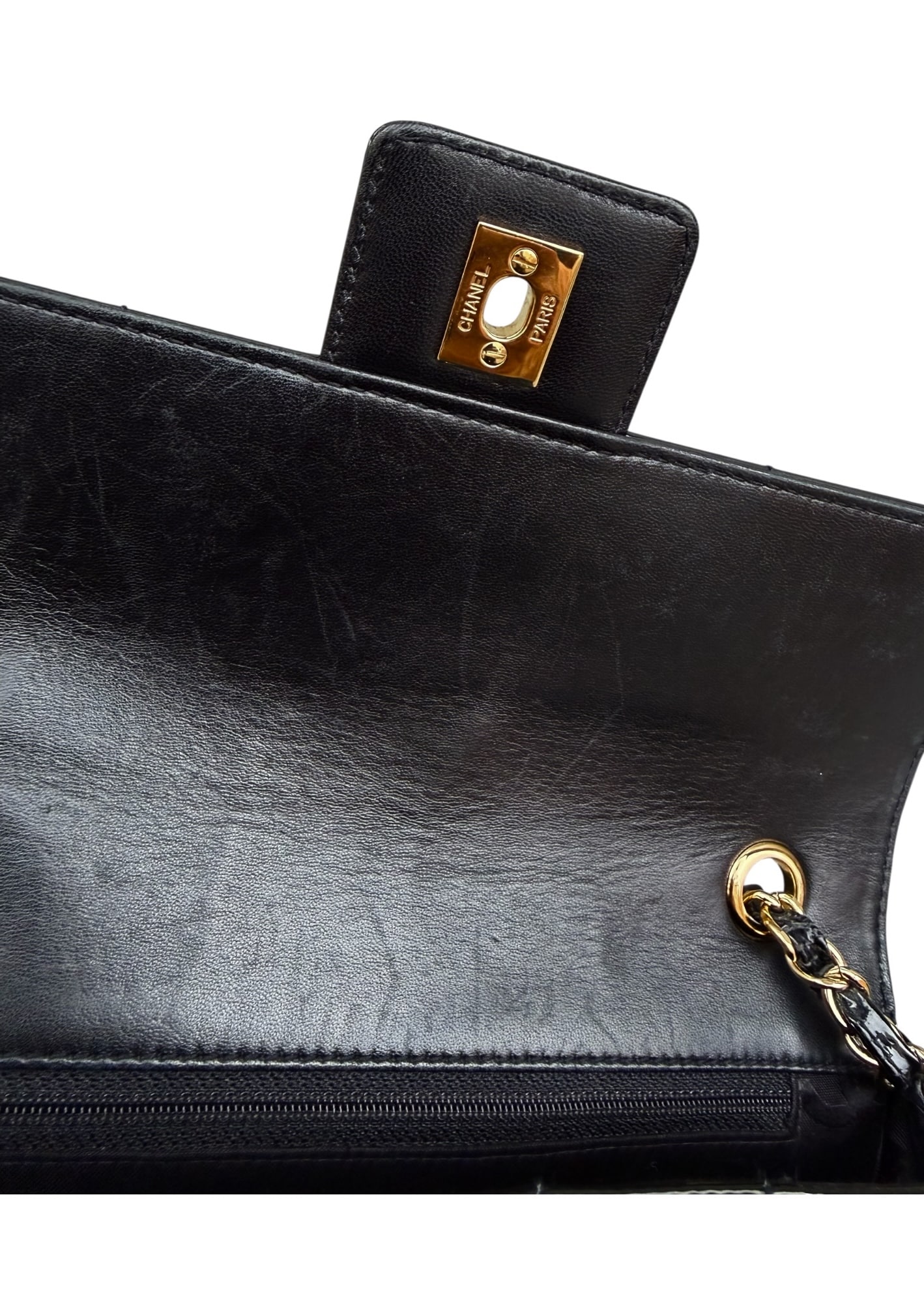 CHANEL Vintage Patent Medium Chocolate Bar Flap in Black - Image 11