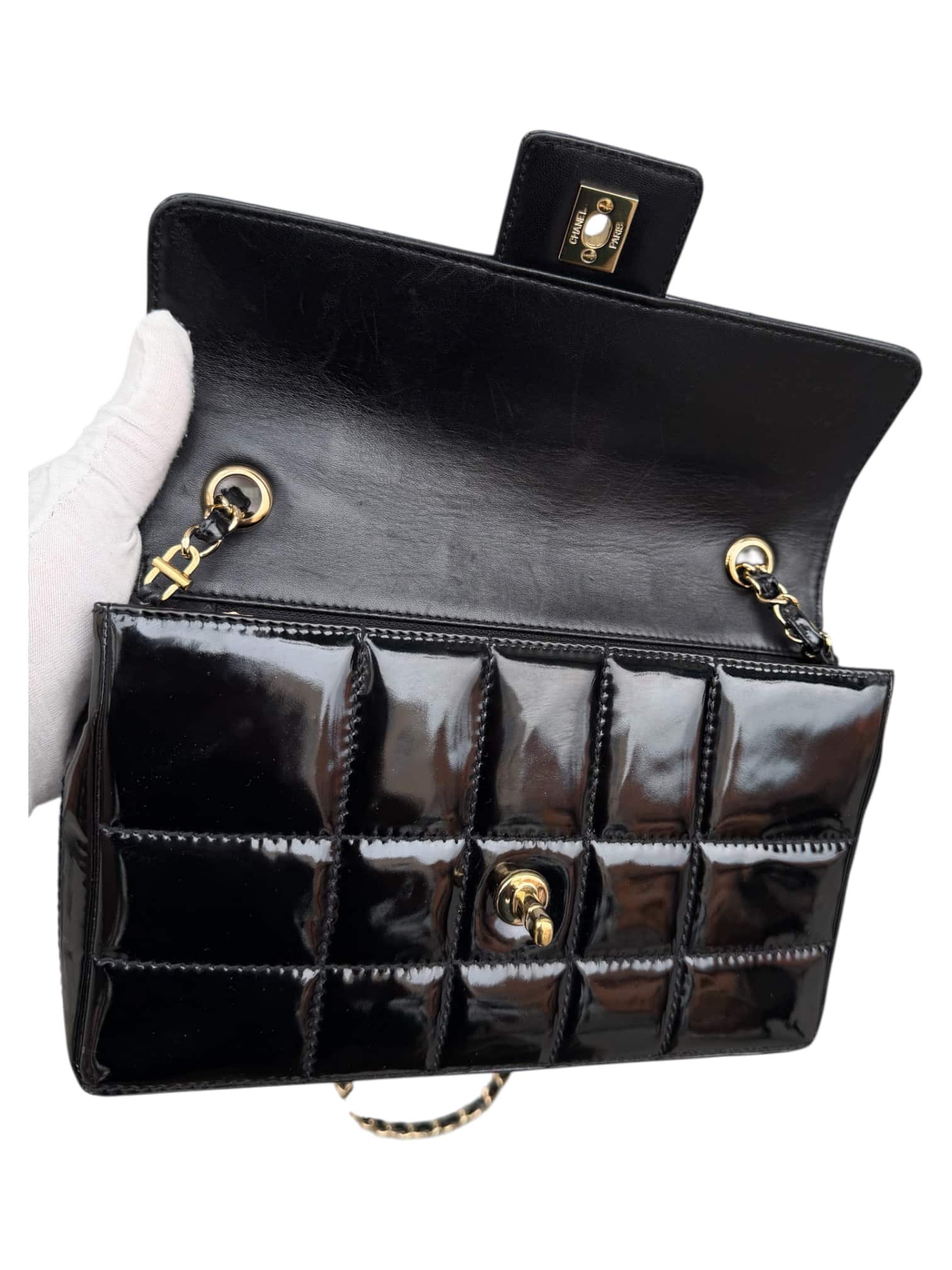 CHANEL Vintage Patent Medium Chocolate Bar Flap in Black - Image 12