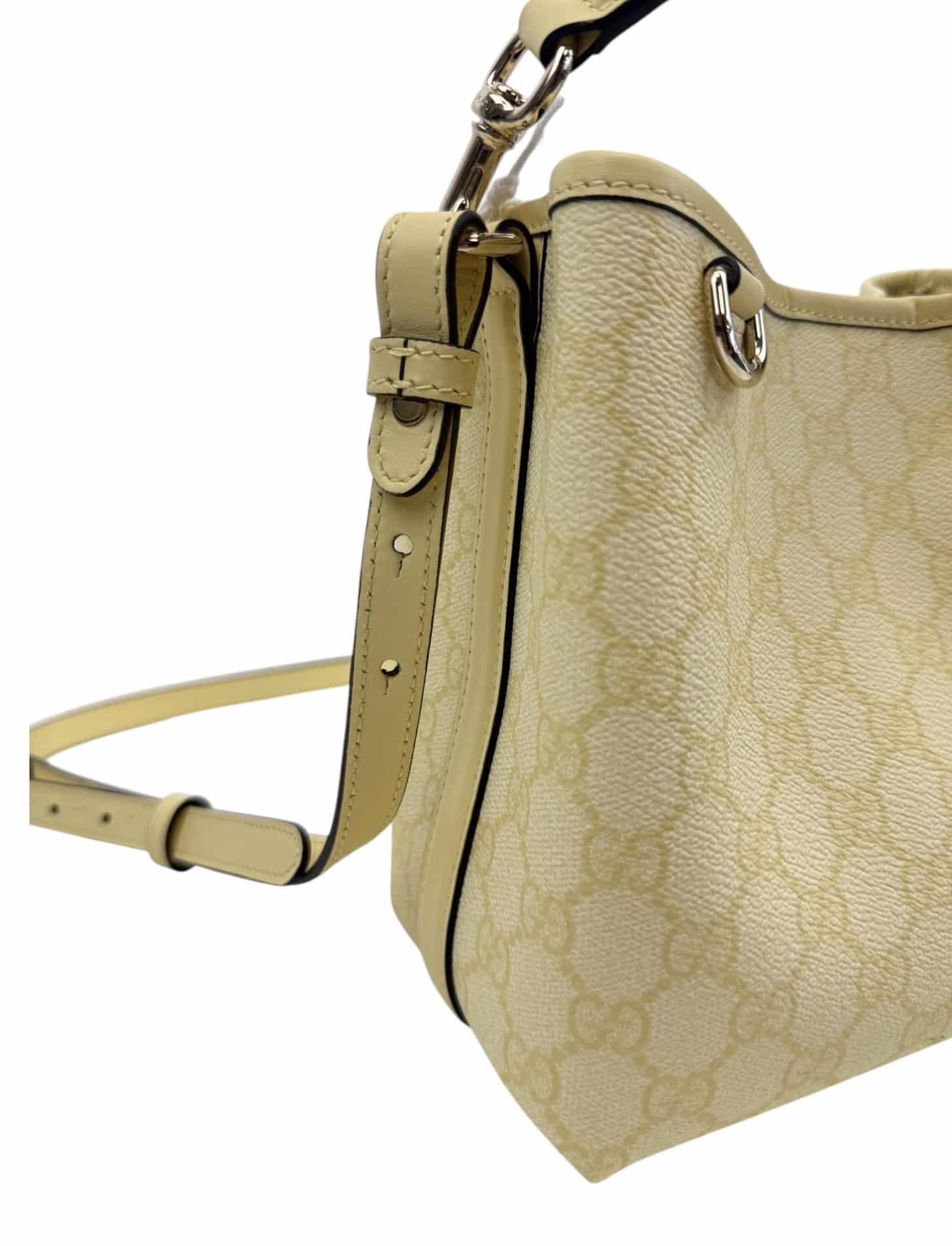 GUCCI Emblem Bucket Bag. - Image 2