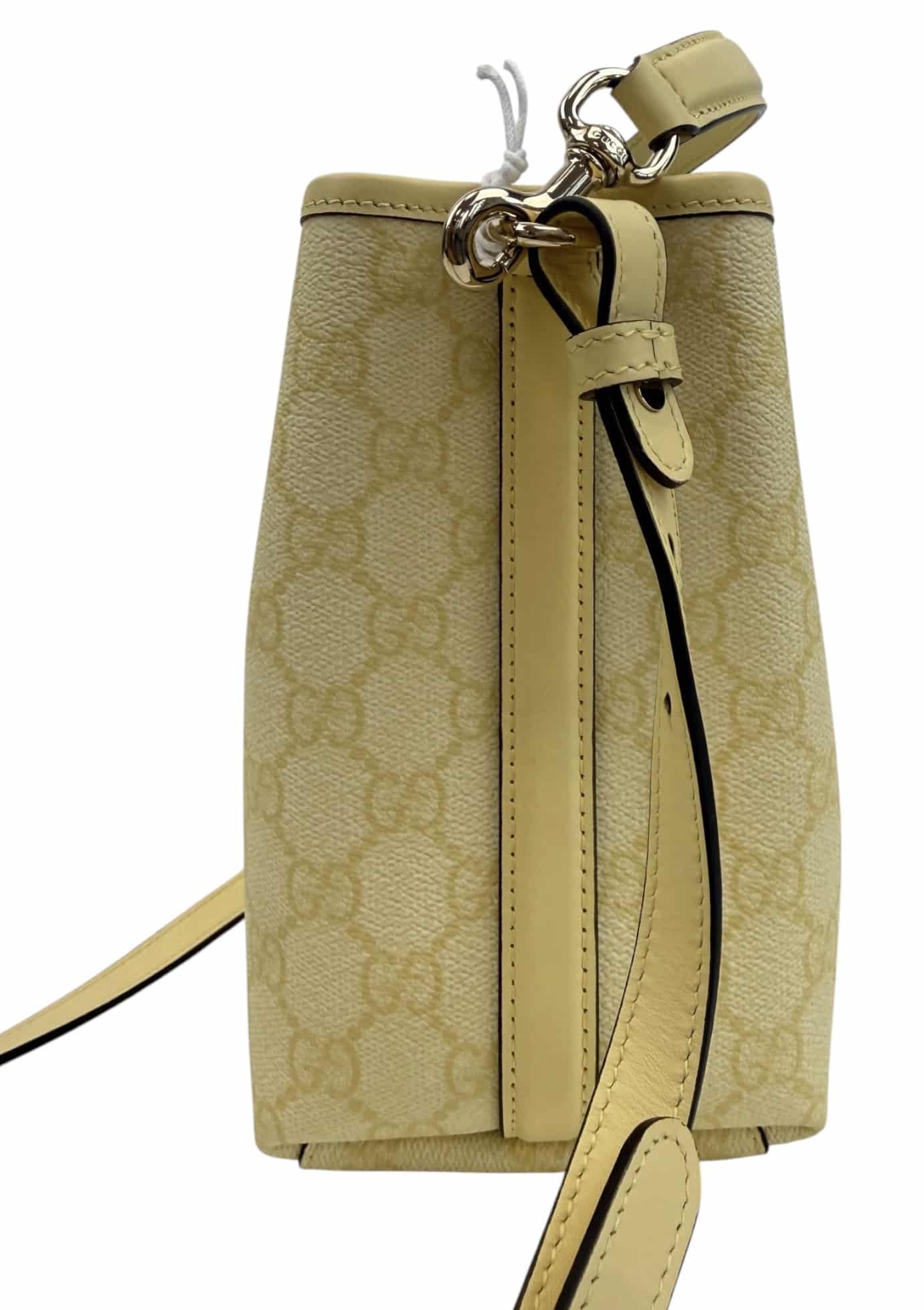 GUCCI Emblem Bucket Bag. - Image 5