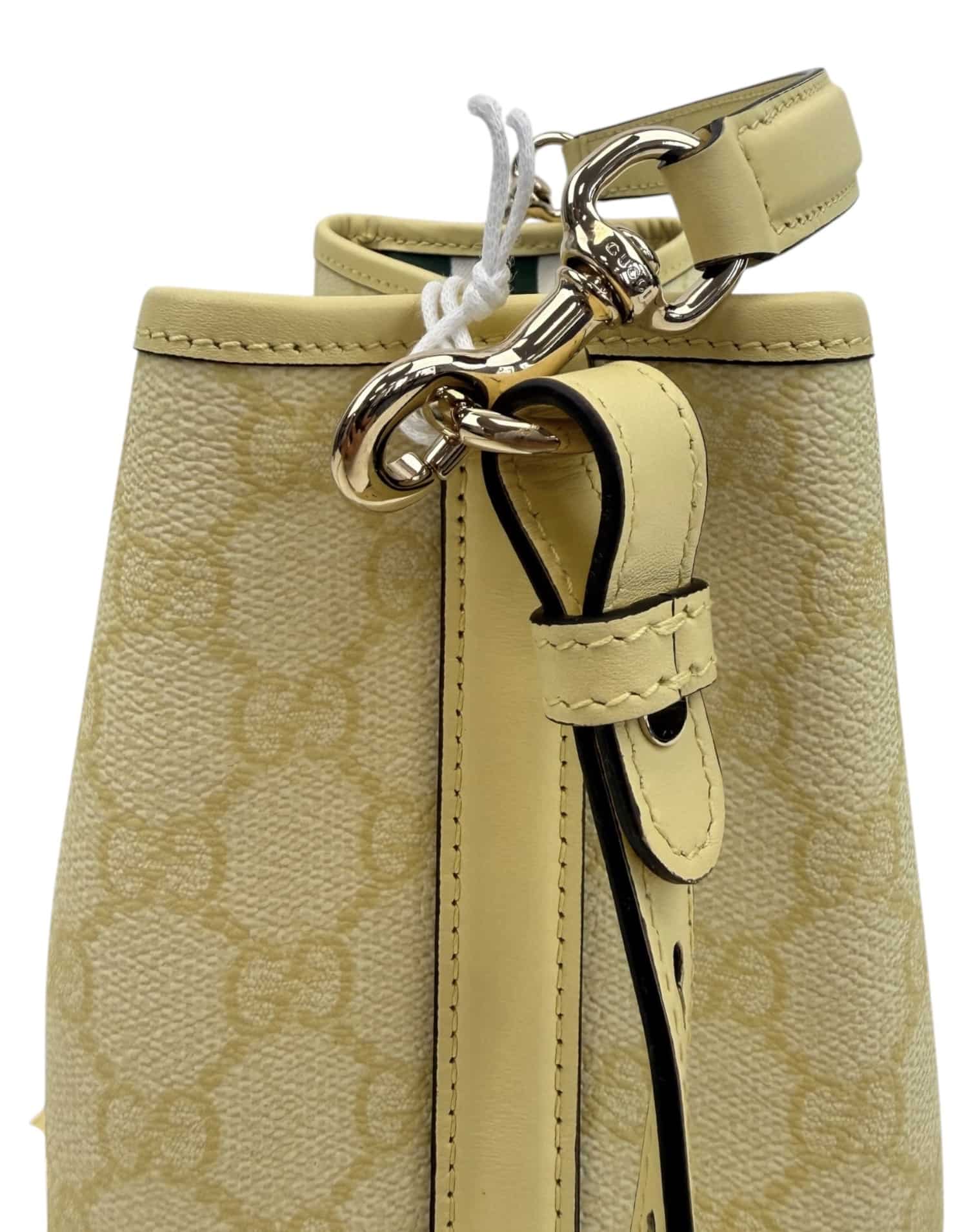 GUCCI Emblem Bucket Bag. - Image 10